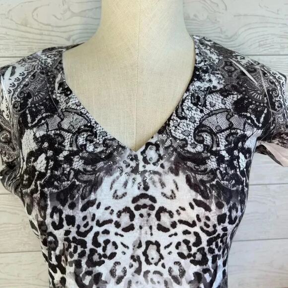 Apt 9 black & white abstract print embellished short sleeve top Size Small - Picture 2 of 6